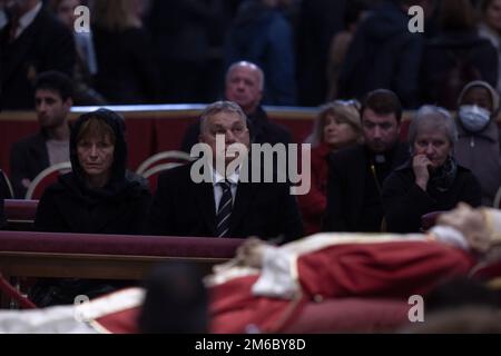 Città del Vaticano, Vaticano, 3 gennaio 2023. Il primo Ministro ungherese Viktor Orban rende omaggio al compianto Papa emerito Benedetto XVI a San Basilica di Pietro in Vaticano. Maria Grazia Picciarella/Alamy Live News Foto Stock