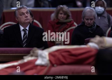 Città del Vaticano, Vaticano, 3 gennaio 2023. Il primo Ministro ungherese Viktor Orban rende omaggio al compianto Papa emerito Benedetto XVI a San Basilica di Pietro in Vaticano. Maria Grazia Picciarella/Alamy Live News Foto Stock