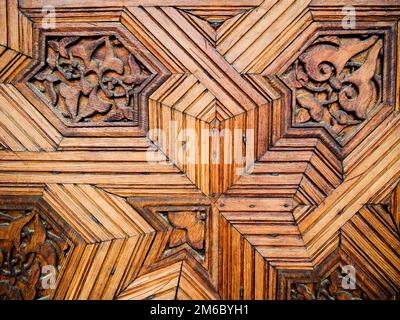 Particolare di una porta in legno intagliata intricatamente Foto Stock