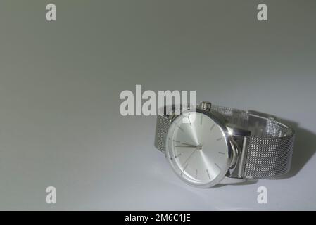 orologio da polso da donna su sfondo bianco-grigio. primo piano in argento Foto Stock