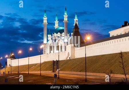 La moschea di Kul-Sharif nel Cremlino di Kazan in Tatarstan di notte, Russia Foto Stock