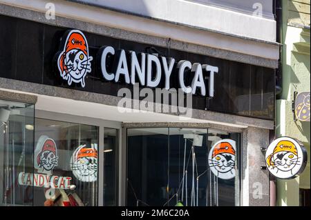 TORUN, POLONIA - 11 AGOSTO 2022: Negozio di caramelle che vende caramelle con sapori diversi Foto Stock