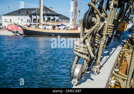 Funi e manovre su una vecchia barca a vela leggera profondità di campo Foto Stock