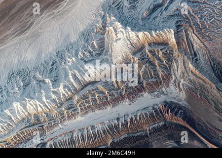 Atmosfera terrestre. 29th Dec, 2022. Montagne celestiali cinesi neve e ghiaccio coprono le montagne della catena montuosa di Tien Shan il 9 febbraio 2022. Il Tien Shan, che significa montagne paradisiache in cinese, è una delle catene montuose più grandi del mondo, che si estende per circa 1.550 km attraverso l'Asia centrale, per lo più lungo il confine tra Kirghizistan e Cina. La foto mostra creste della parte centrale della gamma, in Xinjiang, Cina, situato tra il deserto di Taklamakan e il lago Issyk Kul. I ghiacciai coprono circa 13.000 chilometri quadrati delle piste del Tien Shan e sono una fonte cruciale di wate Foto Stock