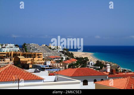 Bella spiaggia sull'Oceano Atlantico a Fuerteventura nel villaggio di Morro Jable Foto Stock