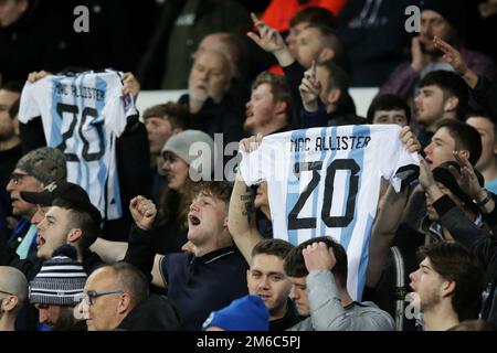 Liverpool, Regno Unito. 03rd Jan, 2023. Brighton & Hove Albion fan's hold up Alexis Mac Allister di Brighton & Hove Albion's Argentina Shirt durante la partita della Premier League Everton vs Brighton e Hove Albion a Goodison Park, Liverpool, Regno Unito, 3rd gennaio 2023 (Photo by Phil Bryan/News Images) a Liverpool, Regno Unito il 1/3/2023. (Foto di Phil Bryan/News Images/Sipa USA) Credit: Sipa USA/Alamy Live News Foto Stock