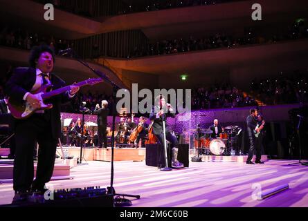 Amburgo, Germania. 03rd Jan, 2023. La cantante Wincent Weiss canta in un concerto di beneficenza presso l'Elbphilharmonie. Nell'Elbphilharmonie, il mini-festival 'Channel Aid - live in Concert by JBL' è iniziato questa sera per una buona causa. Il primo canale di beneficenza YouTube al mondo è online dal 2017 e raccoglie donazioni per progetti sociali con ogni clic. Credit: Christian Charisius/dpa/Alamy Live News Foto Stock