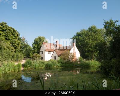 Willy Lotts 'cottage e fronte fiume in una chiara giornata di sole Foto Stock
