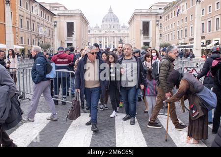 Roma, Italia. 3rd Jan, 2023. La gente lascia St. Piazza Pietro dopo aver reso omaggio al corpo di Benedetto XVI esposto all'interno di San Basilica di Pietro (Credit Image: © Matteo Nardone/Pacific Press via ZUMA Press Wire) Foto Stock