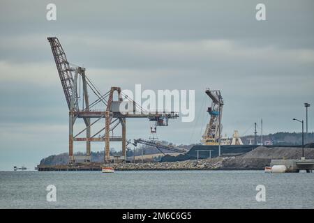 Il Sydney International Coal Pier si trova a Sydney Nova Scotia Canada. È di proprietà della Nova Scotia Power ed è utilizzata per ricevere e immagazzinare carbone e petroli Foto Stock