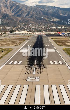 Burbank, California, USA - 6 dicembre 2022: Il punto di vista dei piloti della pista all'aeroporto di Hollywood Burbank nella San Fernando Valley. Foto Stock