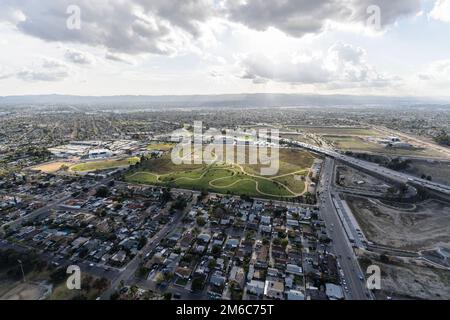 Vista aerea verso Sheldon Arleta Park nella zona nord-orientale della San Fernando Valley di Los Angeles, California. Foto Stock