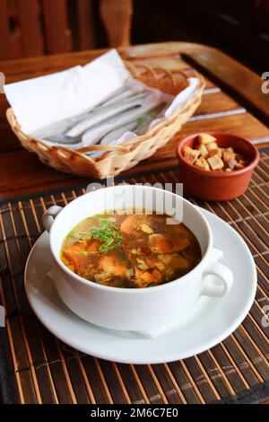 Zuppa di funghi in ciotola bianco con crostini. Vista ravvicinata. Foto Stock