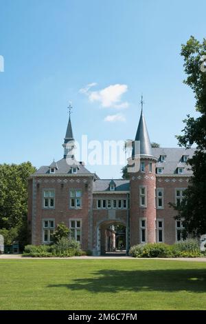 Hasselt, Limburgo, Belgio 16-07-2021. Frammento di un castello neoromanico nel parco di Bocrijk in Belgio. costruito nel 1891 Foto Stock