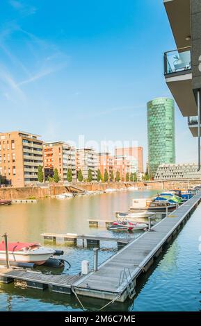 Nuovi edifici residenziali westhafen con la torre westhafen sullo sfondo Foto Stock