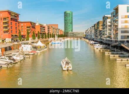 Nuovi edifici residenziali westhafen con la torre westhafen sullo sfondo Foto Stock