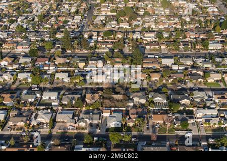 Vista aerea delle strade residenziali nella zona nord-orientale della San Fernando Valley di Los Angeles California. Foto Stock