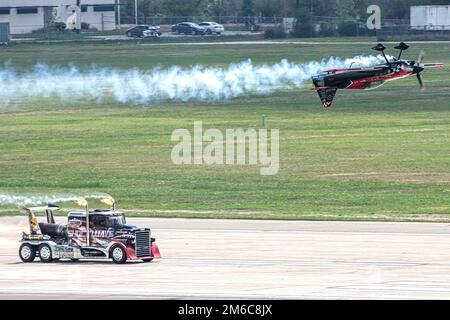 Shockwave corre lungo la pista durante il Great Texas Airshow 22 aprile 2022, presso la Joint base di San Antonio-Randolph, Texas. Shockwave è un camion da corsa costruito su misura dotato di tre J34-48 Pratt & Whitney Jet Engines originalmente dalla marina degli Stati Uniti T2 Buckeye. I tre motori a reazione fanno un totale di 21.000 libbre di spinta con potenza combinata di 36.000 che spinge facilmente questo camion a velocità superiori a 350 mph, mentre gli aerei da corsa a spettacoli aerei. Shockwave non è solo il veicolo più potente del mondo, ma mantiene anche la velocità record per i semi-camion a 376 mph. Foto Stock