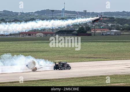 Shockwave corre lungo la pista durante il Great Texas Airshow 22 aprile 2022, presso la Joint base di San Antonio-Randolph, Texas. Shockwave è un camion da corsa costruito su misura dotato di tre J34-48 Pratt & Whitney Jet Engines originalmente dalla marina degli Stati Uniti T2 Buckeye. I tre motori a reazione fanno un totale di 21.000 libbre di spinta con potenza combinata di 36.000 che spinge facilmente questo camion a velocità superiori a 350 mph, mentre gli aerei da corsa a spettacoli aerei. Shockwave non è solo il veicolo più potente del mondo, ma mantiene anche la velocità record per i semi-camion a 376 mph. Foto Stock