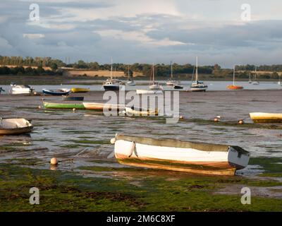 Estuario scena a manningtree con barche ormeggiate marea paesaggio nuvole Foto Stock