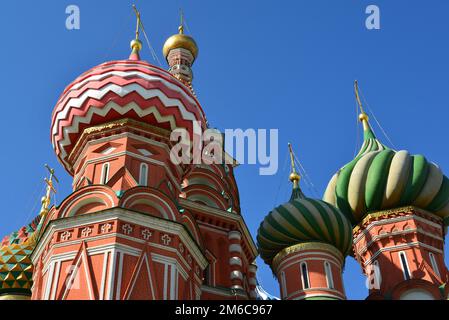 Cupole di una St. Cattedrale di Basilio a Mosca, Russia. Vista dal basso Foto Stock