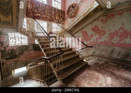 Interno di vecchia residenza abbandonata o teatro. Foto Stock