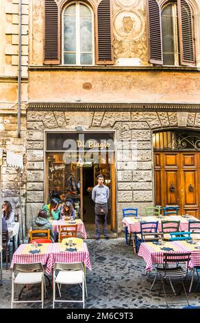 Cameriere di fronte al ristorante di biagio Foto Stock