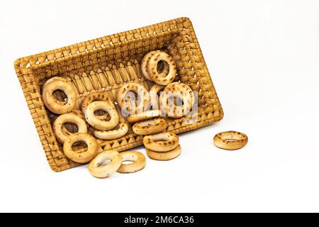 Vassoio di paglia con semi di papavero su sfondo bianco Foto Stock