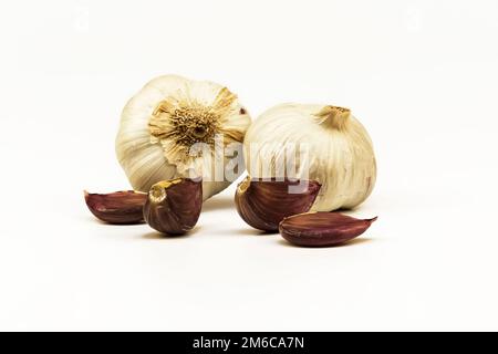 Due teste e spicchi d'aglio su fondo bianco Foto Stock