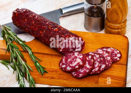 Salsiccia semi-secca affumicata cruda Braunschweig Foto Stock