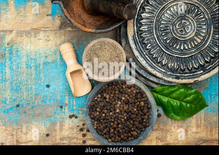 collezione di spezie ndiane, pepe nero secco e altre spezie in ciotole di argilla da vicino Foto Stock