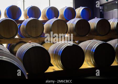 Camminando in profonde e lunghe grotte sotterranee con botti di legno, facendo spumante champagne da uve chardonnay e pinor noir a Epernay, Champag Foto Stock