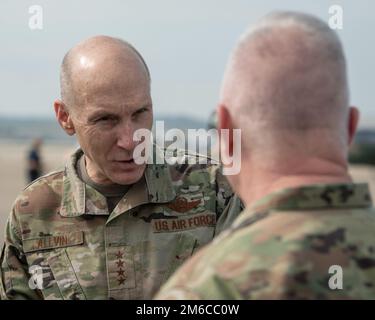 STATI UNITI David W. Allvin, Vice Capo dello Stato maggiore dell'aeronautica, parla con l'Adjutant General del Kentucky, il maggiore dell'esercito, il generale Haldane B. Lamberton, dopo essere arrivato alla base della Guardia Nazionale aerea del Kentucky a Louisville, Ky., 22 aprile 2022, per lo spettacolo aereo Thunder Over Louisville. L'evento, che ha celebrato il 75th° anniversario dell'Aeronautica militare, ha visto la partecipazione di più di 30 aerei militari e civili. Foto Stock