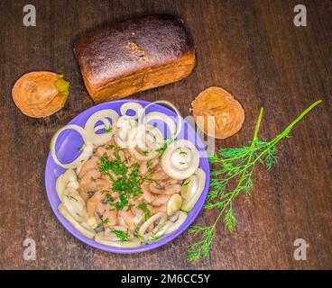 Aringa con aneto , cipolla e pane nero e patate Foto Stock