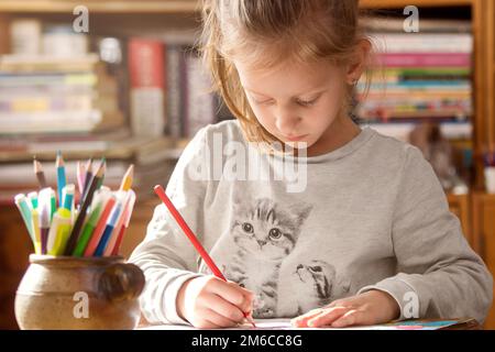 Colorazione ragazza in un libro da colorare Foto Stock