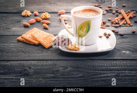 Tazza di caffè con bastoncini di cannella sfondo di legno chiaro. spazio  per il testo Foto stock - Alamy