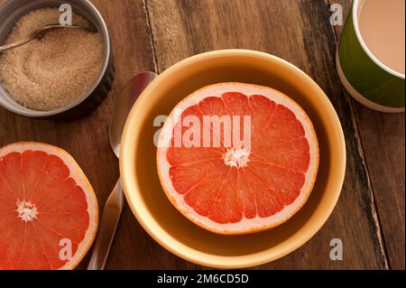 A colazione viene servita una metà di pompelmo fresco Foto Stock