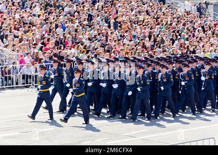 I soldati russi marciano alla parata dell'annuale Giornata della Vittoria, maggio, Foto Stock