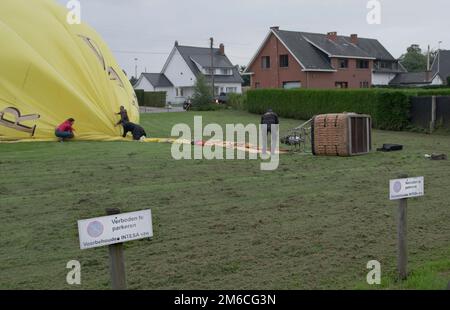 Hasselt, Limburgo - Belgio 01-09-2021. Atterraggio di emergenza in mongolfiera in una zona residenziale a Kuringen Foto Stock