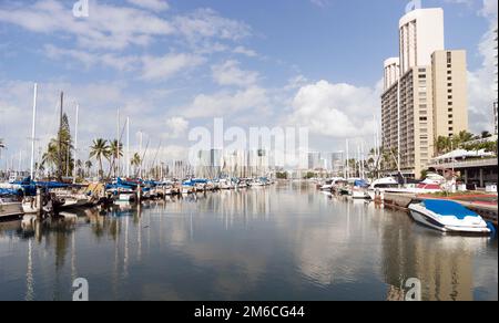 Giorno luminoso Sunny Waikiki Ala Wai Boat Harbor Honolulu Haiwaii Foto Stock