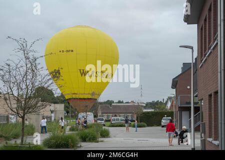 Hasselt, Limburgo - Belgio 01-09-2021. Atterraggio di emergenza in mongolfiera in una zona residenziale Foto Stock