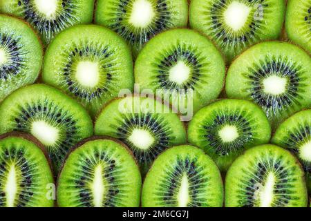 Strati di kiwi sovrapposti su ogni immagine intera Foto Stock