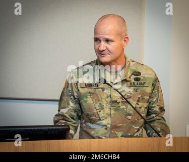 Brig. Il generale Clinton Murray, comandante generale del Brooke Army Medical Center, si rivolge ai partecipanti durante la cerimonia di abbandono del comando presso il Carolyn D. Putnam Auditorium di BAMC, Fort Sam Houston, Texas, 22 aprile 2022. Murray, che ha assunto il comando di BAMC otto mesi fa, si trasferirà a diventare comandante Generale, Regional Health Command-Europe, Director of Defense Health Region-Europe e Command Surgeon, USA Esercito Europa e Africa. Foto Stock