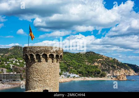 Torre della vecchia fortezza e la costa di Tossa de Mar (Spagna) Foto Stock