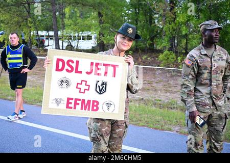 Lo staff Brady Jett è stato premiato con il badge Expert Field Medical ...
