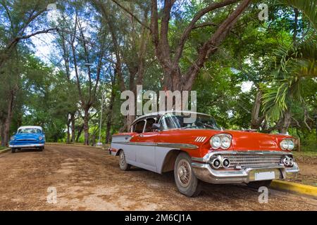 Auto d'epoca rossa americana parcheggiata a Santa Clara Cuba - Serie Cuba Reportage Foto Stock