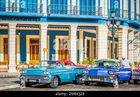 HDR - Street life view con parcheggiato allineato americano cabriolet auto classiche a l'Avana City Cuba - Foto Stock