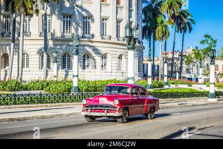 HDR - rosso marrone auto d'epoca guida sulla strada principale a l'Avana City Cuba - Serie Cuba Reportage Foto Stock