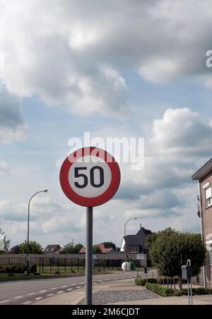 Segnale stradale - limite di velocità 50 km Foto Stock