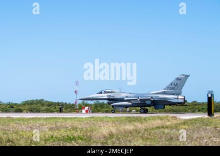 Un F-16C Fighting Falcon Aircraft assegnato alla 482nd Fighter Wing, Homestead Air Reserve base, Florida, testa un sistema di arresto degli aeromobili Bak-12 alla MacDill Air Force base, Florida, 22 aprile 2022. Il sistema Bak-12 è utilizzato per supportare gli aerei da combattimento in caso di emergenza in volo, impedendo il sorpasso dell'aeromobile sulla linea di volo. Foto Stock